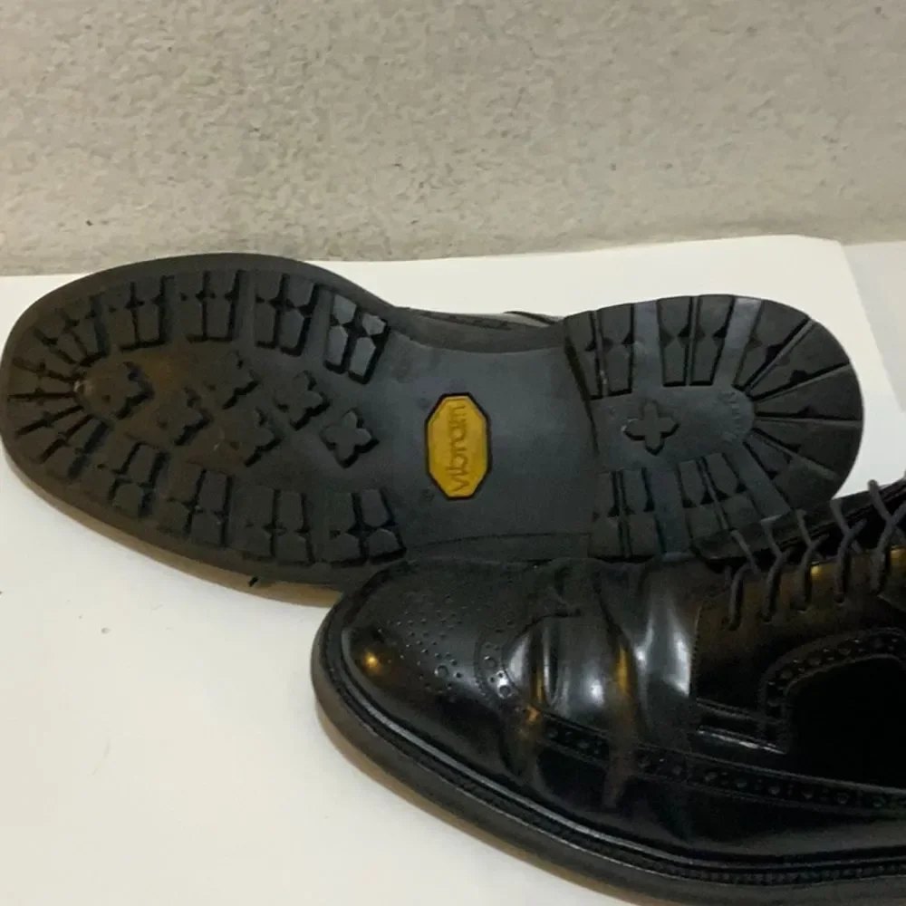Cole Haan C00704 Men's 11.5 M Vibram Soles wingtip Leather crafted in Italy